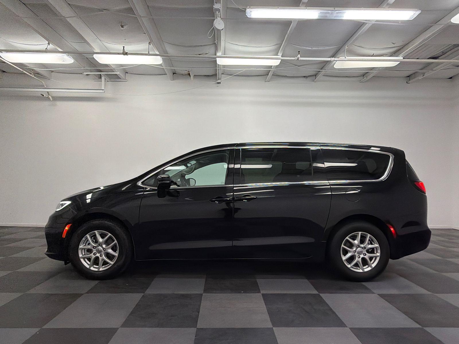 2024 Chrysler Pacifica Photo in Bethesda, MD 20814